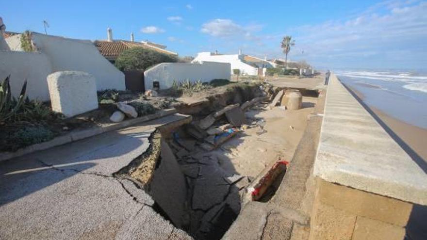 Medio Ambiente emplaza a los afectados por la regresión de la costa a construir sus propias defensas