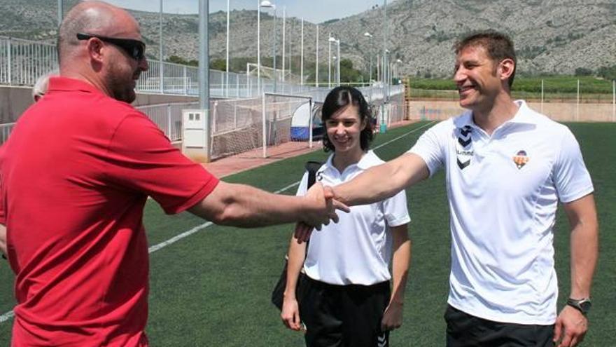 alegría con el ascenso del juvenil del Castellón.Jugadores, cuerpo técnico y familiares posan juntos tras el ascenso. f juan f. roca Los futbolistas mantean a su entrenador. f juan f. rocaEl presidente David Cruz felicita a Fernando Campos. f juan f. rocaGran trabajo de todo el cuerpo técnico. f juan f. rocaEl portero Álvaro Unanua descorchó una botella de cava, después de que se certificase el ascenso. f juan f. roca