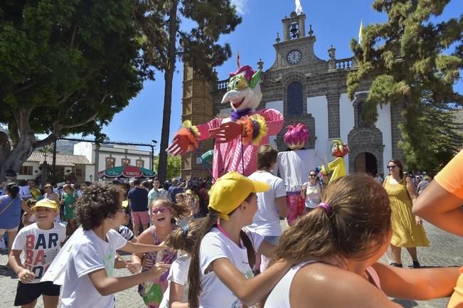 Subida de la bandera de las fiestas del Pino