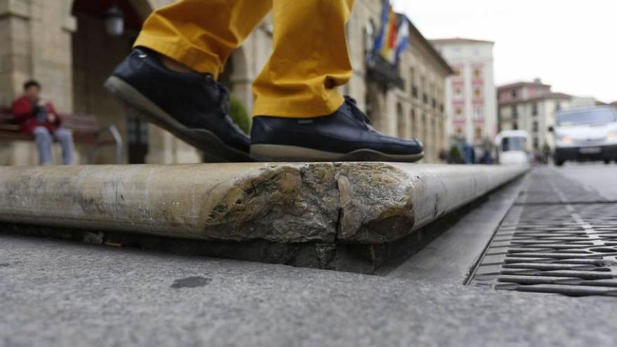 El lugar en el que se produjo la caída, frente al Ayuntamiento avilesino.