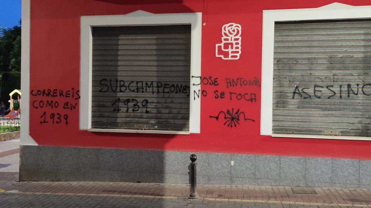 Pintadas en la fachada de la sede del PSOE en La Unión.