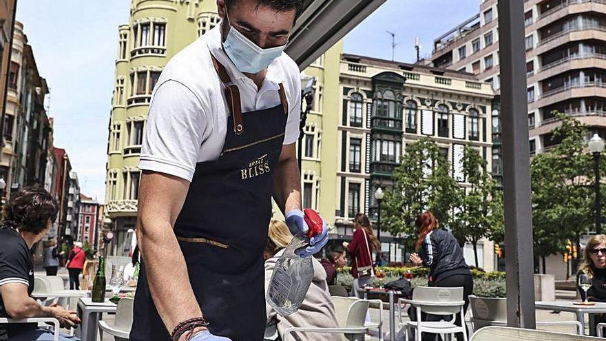 Desinfección de una terraza de la ciudad.