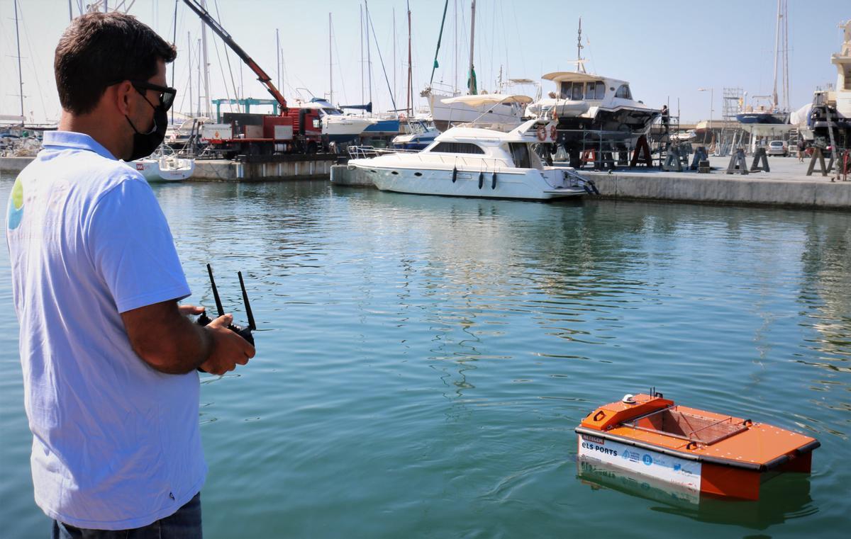 El Port de Badalona posa en marxa una prova pilot per netejar la superfície de l’aigua amb un dron