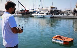 El Port de Badalona posa en marxa una prova pilot per netejar la superfície de l’aigua amb un dron