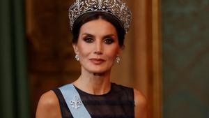 Letizia Ortiz viste la tiara Flor de Lis para cenar con los reyes de Suecia en 2022.