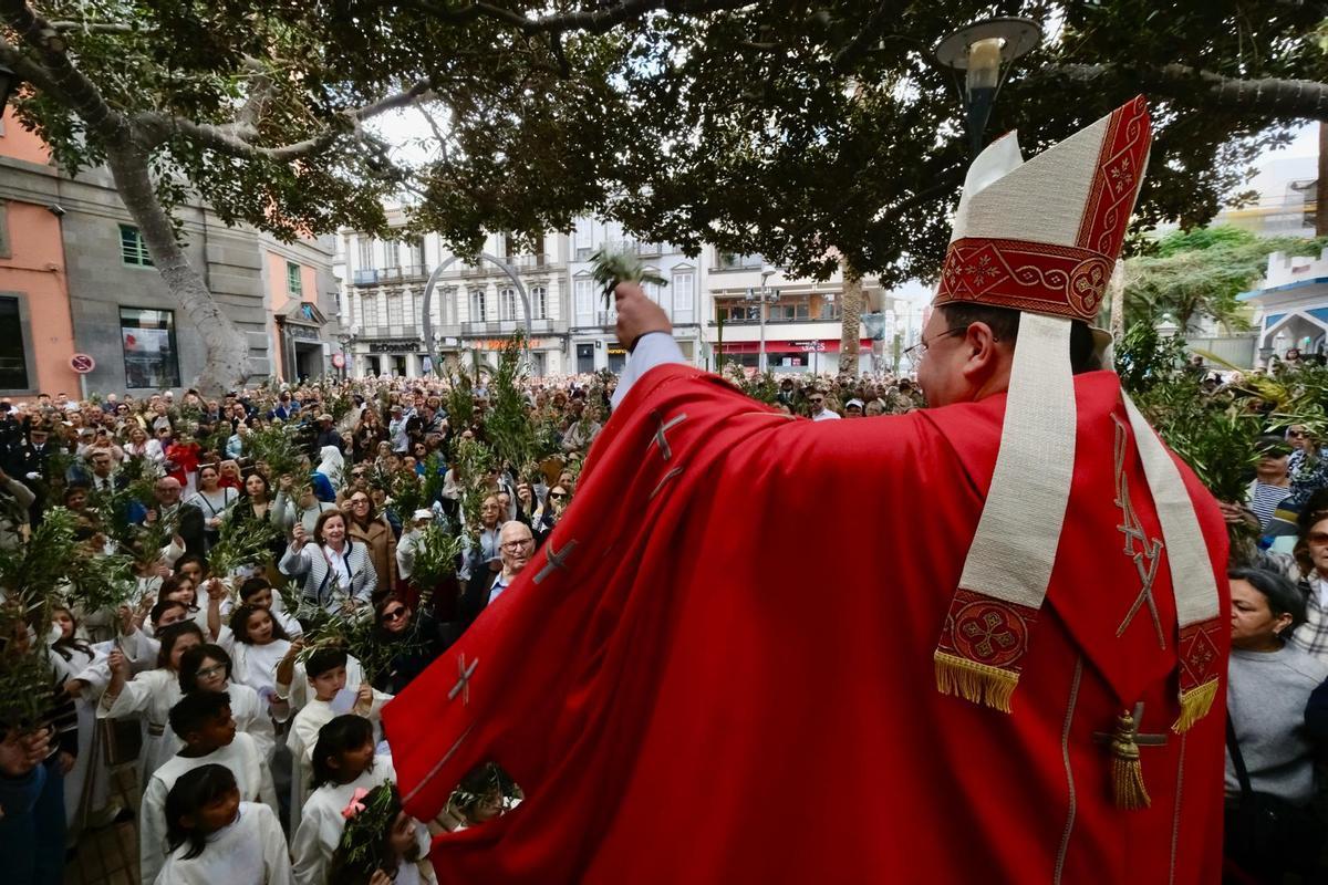 Momento de la bendición de las ramas antes del inicio de la procesión