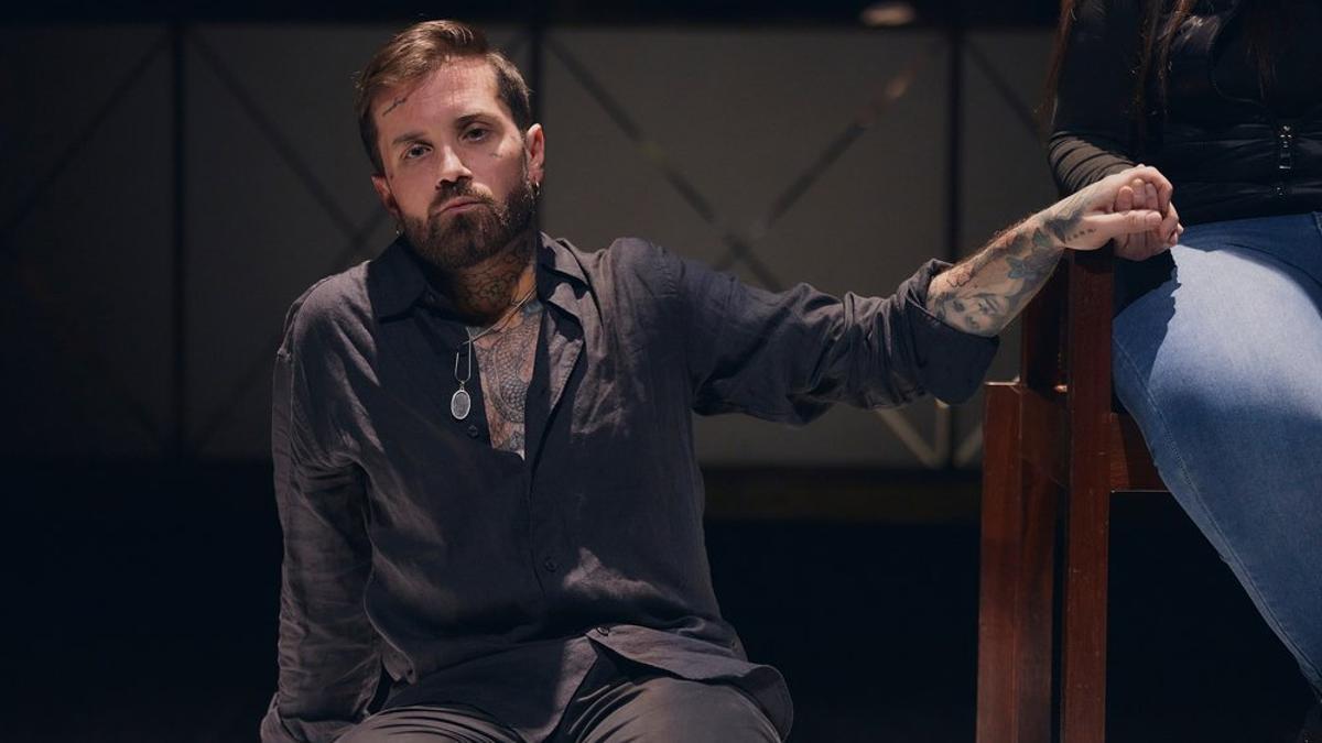 Abel Azcona, durante la performance