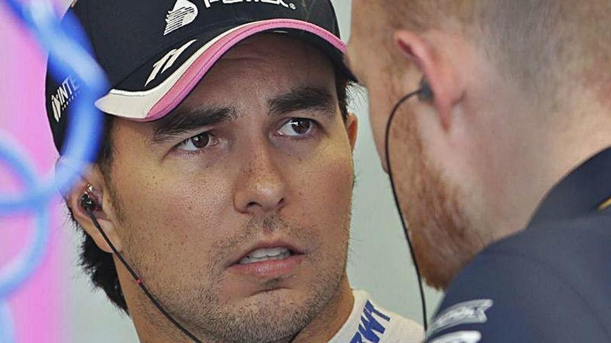 Sergio Pérez conversa con otro piloto.