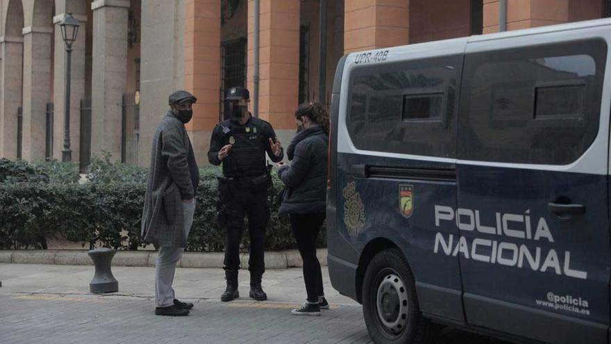 Víctor Sánchez, de Resistencia Balear, hablando con la Policía ante el Parlament.