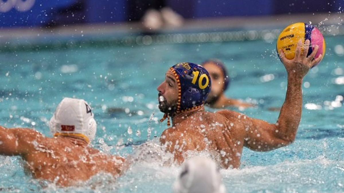 Un instante del España - Montenegro de waterpolo de Tokio 2020.