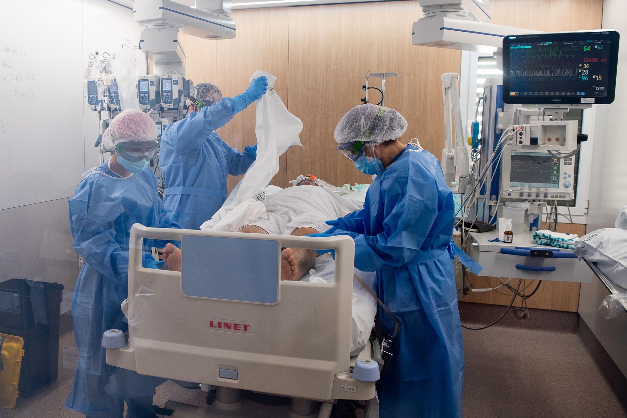 Atención a pacientes con covid en el Clínic de Barcelona