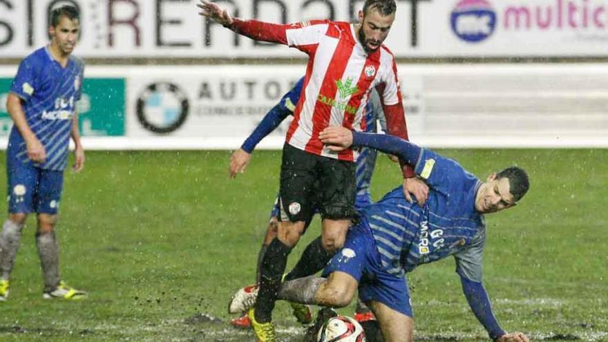 Pugna de balón entre Moreira y Javi Ballesteros.