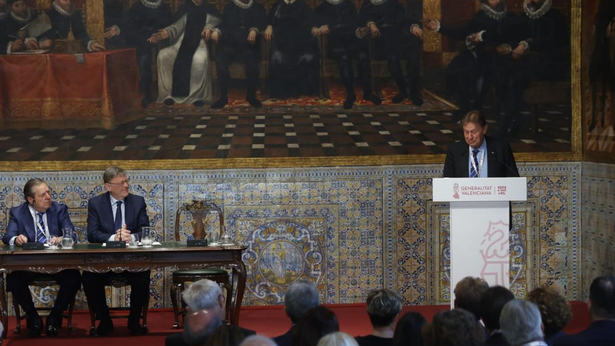 Javier Quesada, vicepresidente de la Fundación Premios Rei Jaume I, dando a conocer a los galardonados, en presencia de Vicente Boluda y el president en funciones, Ximo Puig.