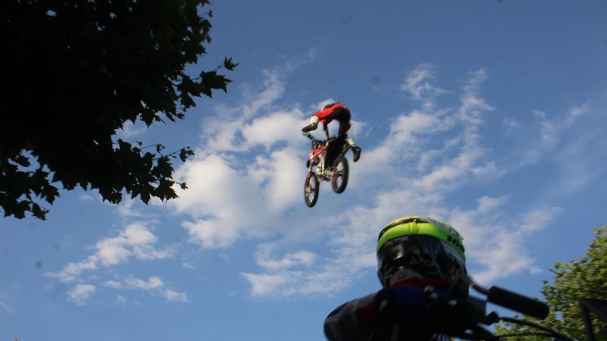 VÍDEO | Exhibición de acrobacias sobre dos ruedas en la XXXII Concentración Internacional de Moto del Lago de Sanabria