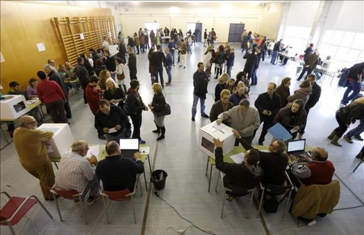 jregue27805677 sant vicen   dels horts   9 11 2014  ambiente de  votacion e170908142143