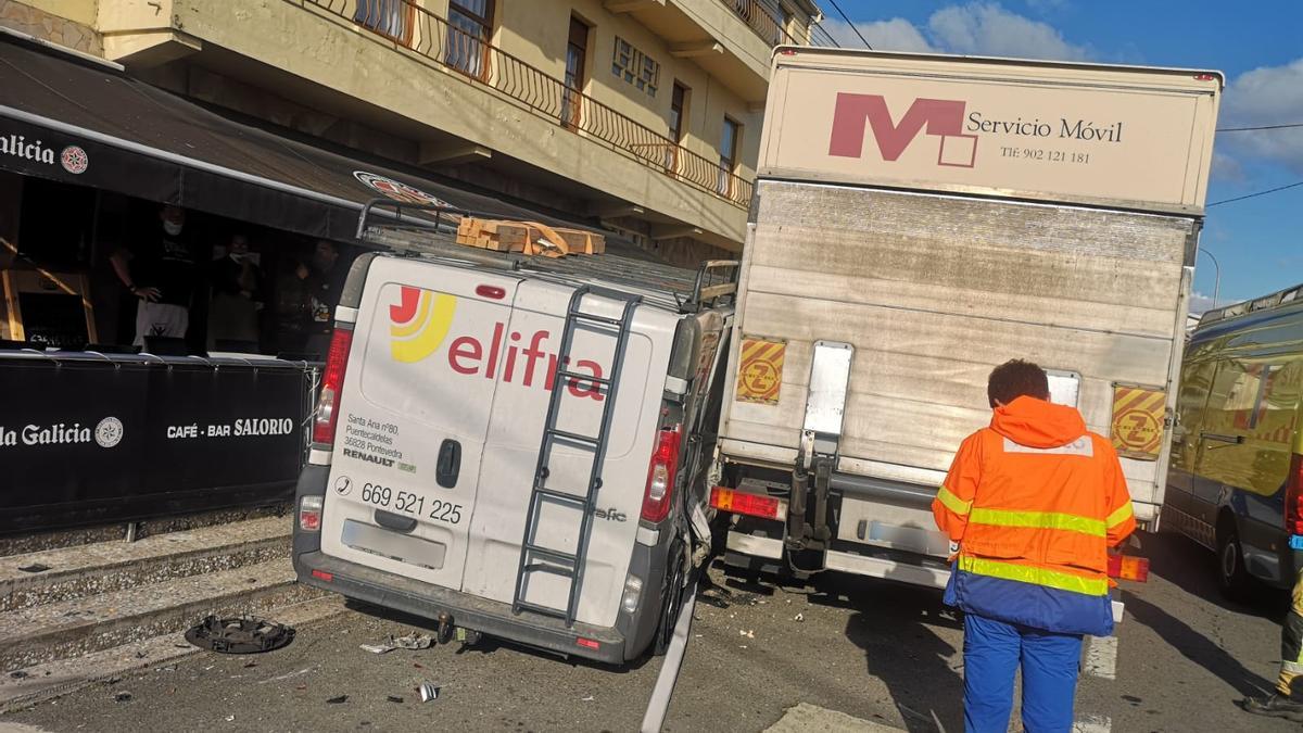 La camioneta que circulaba hacia Sada acabó empotrada contra dos vehículos aparcados tras recibir el impacto de un turismo que se saltó un stop.