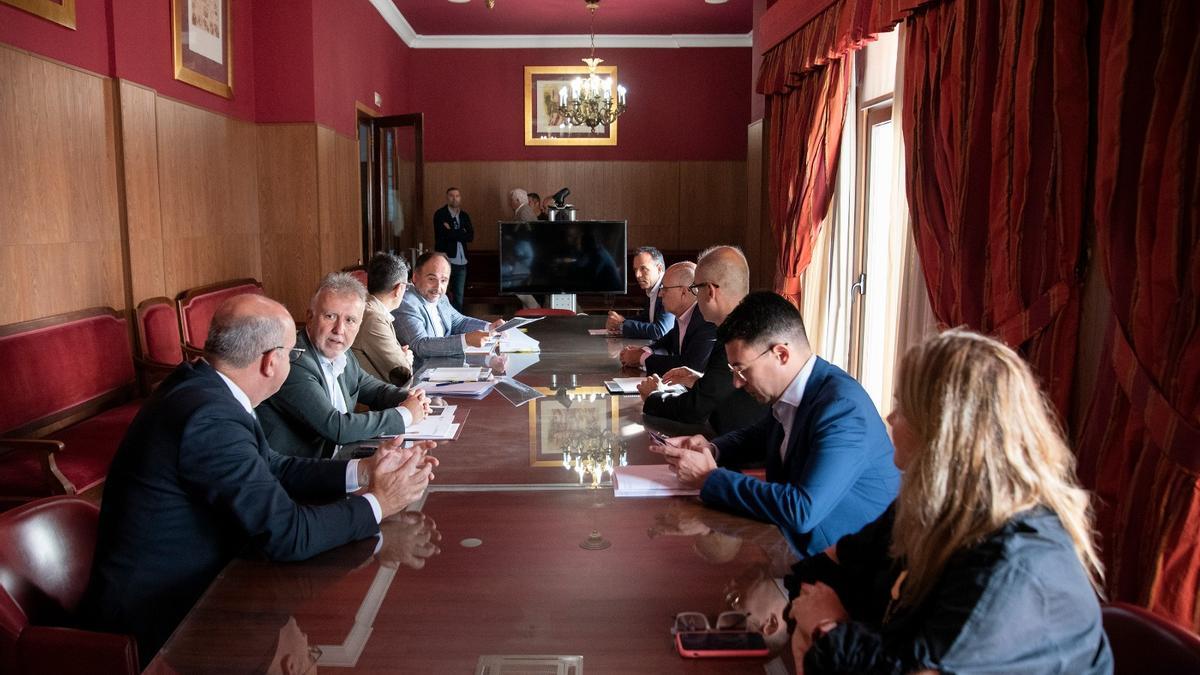 Un momento de la reunión en La Palma de los gobiernos central y autónomicos con instituciones afectadas por la erupción del volcán.