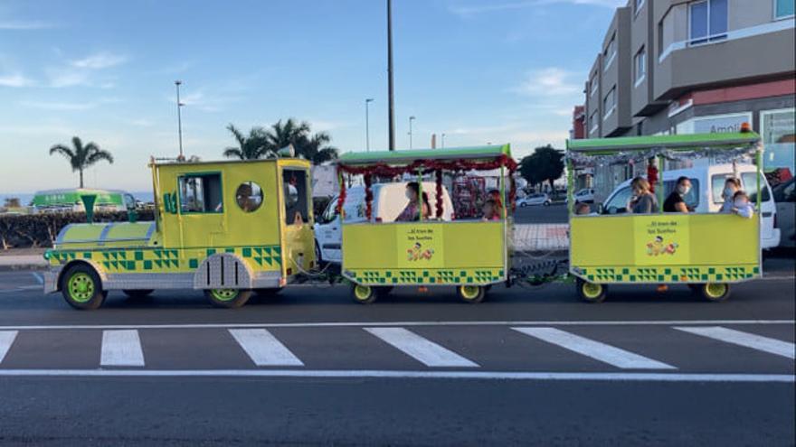 Un minitren recorre la Avenida Carlos V de Carrizal hasta este miércoles a mediodía.