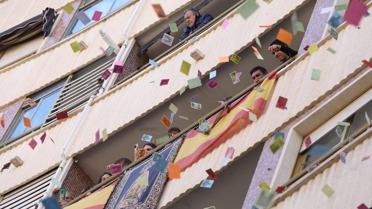 Vecinos lanzan aleluyas desde los balcones en esta procesión del Domingo de Resurrección en Elche