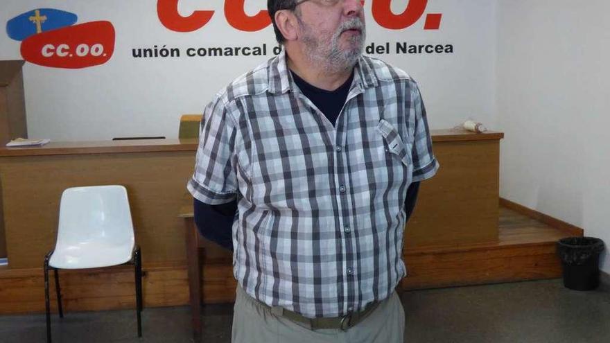 Santiago Martínez en la sede del sindicato en Cangas del Narcea.