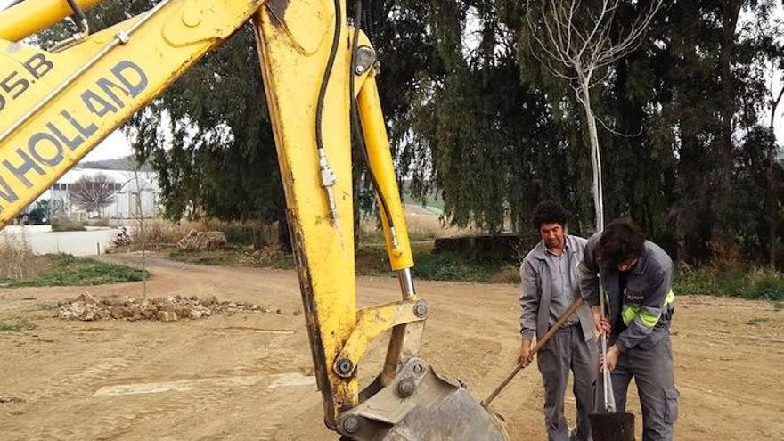 Dos operarios, en la zona que se convertirá en un parque.