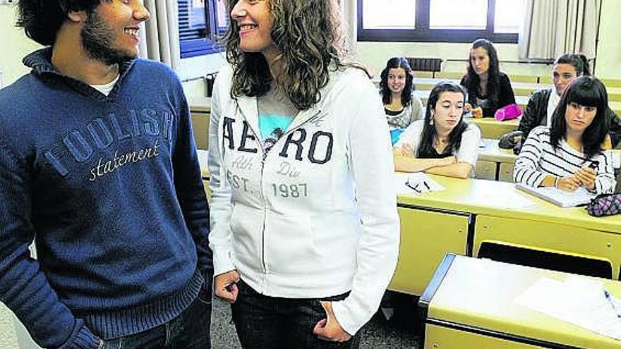 Héctor Tames y Ana Borrás, estudiantes de Biotecnología, en su aula de la Facultad de Biología.