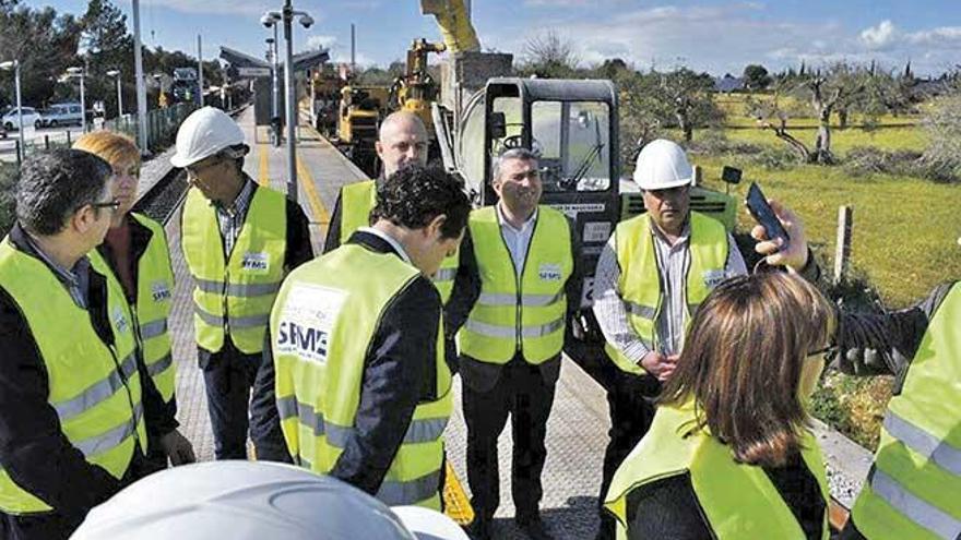 Los alcaldes de Inca y sa Pobla, escuchan junto a otras autoridades presentes las explicaciones sobre el desarrollo de las obras. .