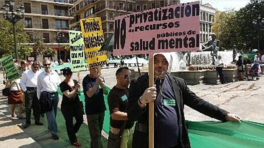 Los asistentes realizaron ayer una &quot;performance&quot; coral en la plaza de la Virgen de Valencia.