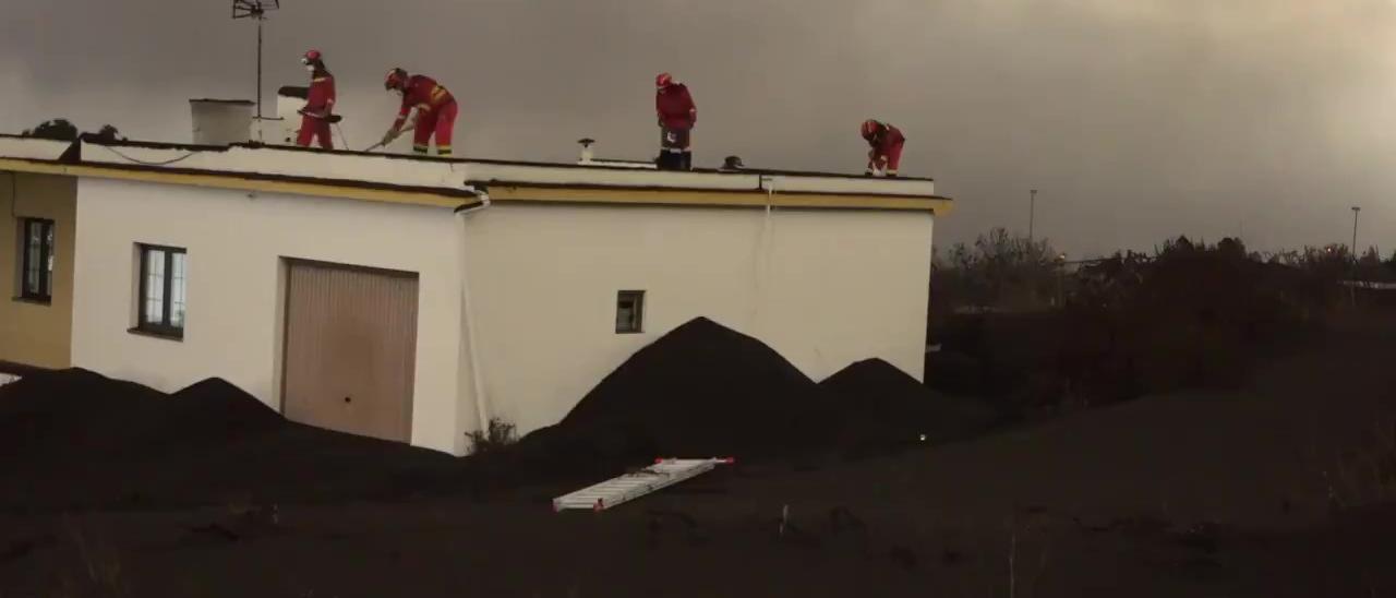 Retirada de cenizas del volcán de La Palma