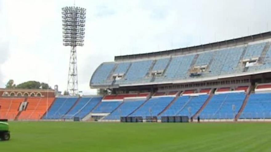 El césped del estadio Minsk perjudica el estilo de juego de la Roja