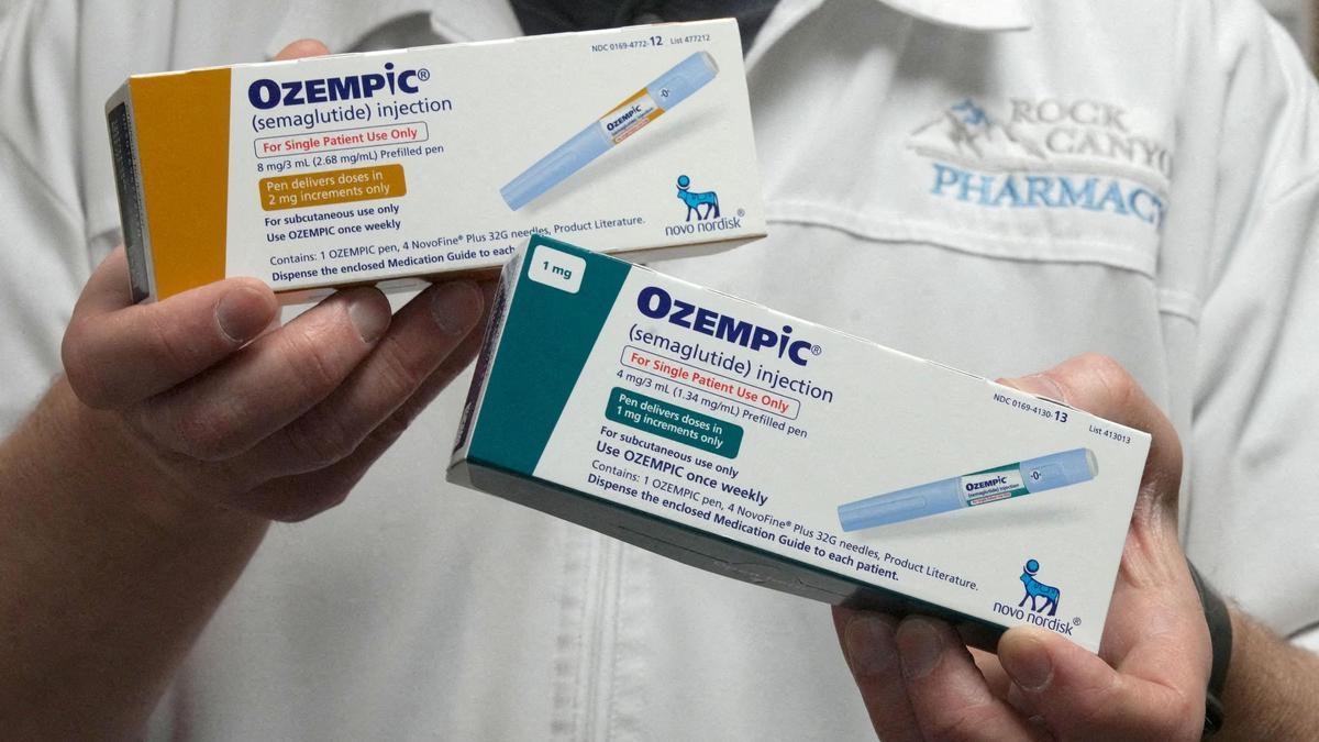 Un farmacéutico de EEUU muestra una caja del medicamento Ozempic.
