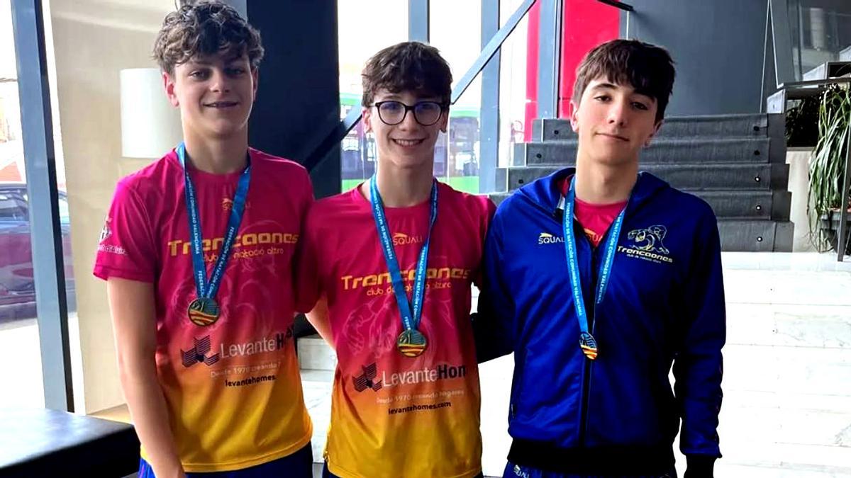 Los tres medallistas del Autonómico.