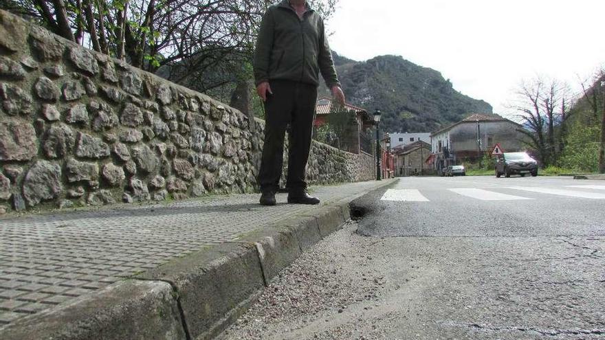 César Gancedo señala uno de los tubos de desagüe con la gravilla que lo tapona.