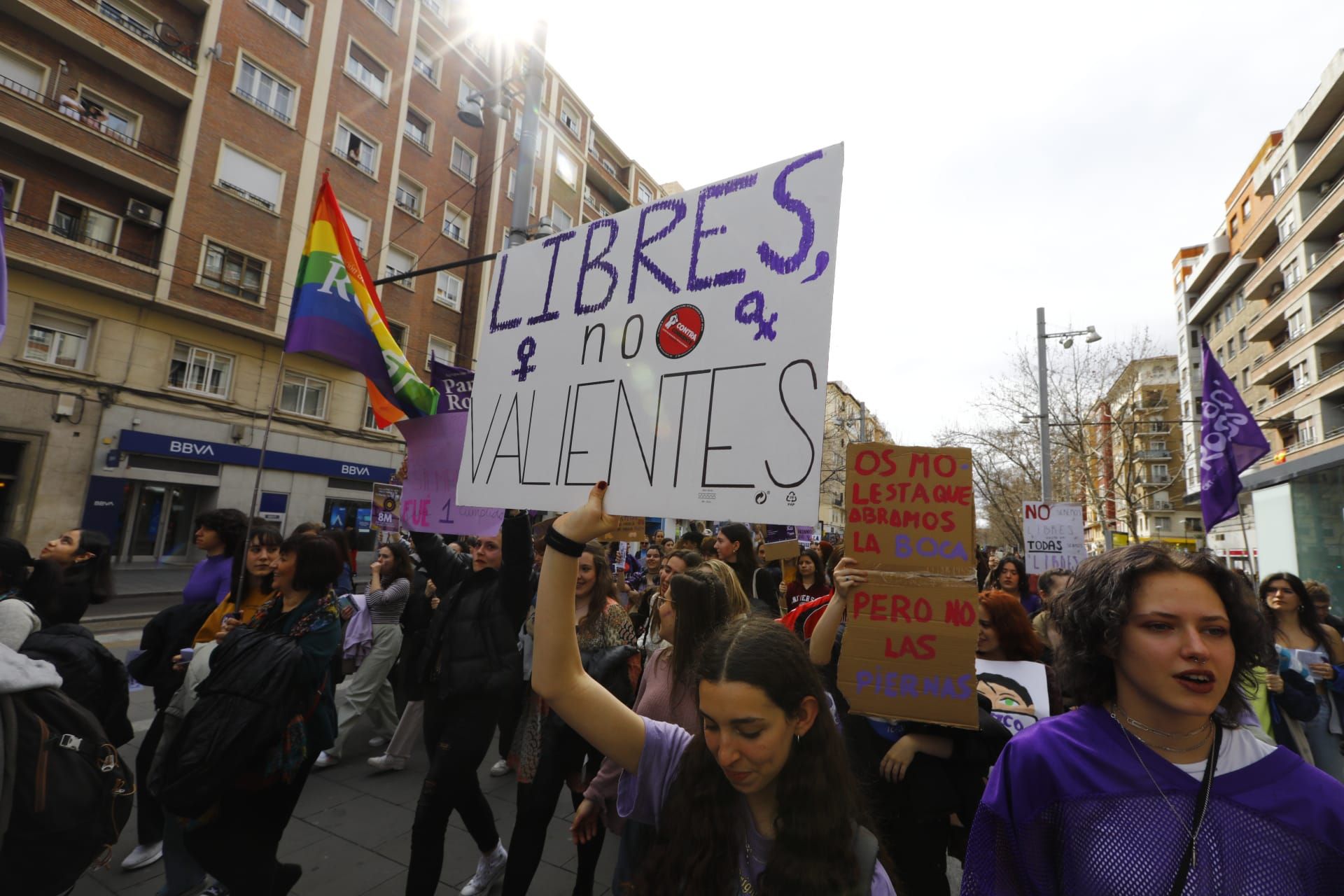 Las pancartas más llamativas de la manifestación estudiantil del 8M en Zaragoza