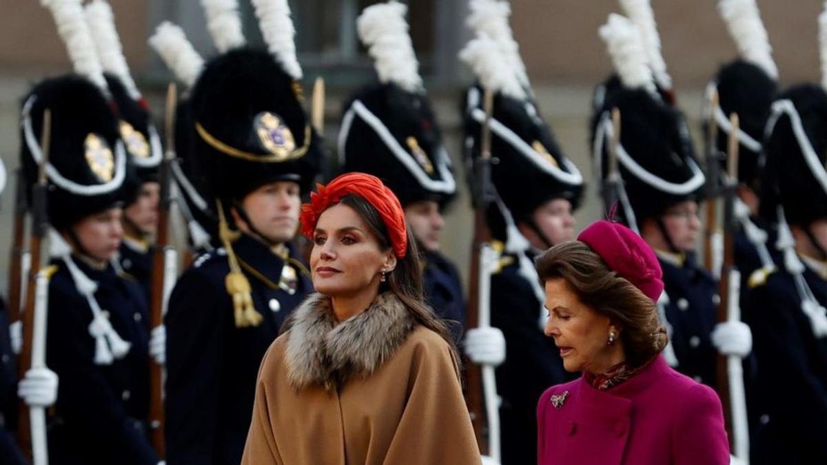 Las reinas Letizia y Silvia de Suecia, en la bienvenida oficial.  | // EFE