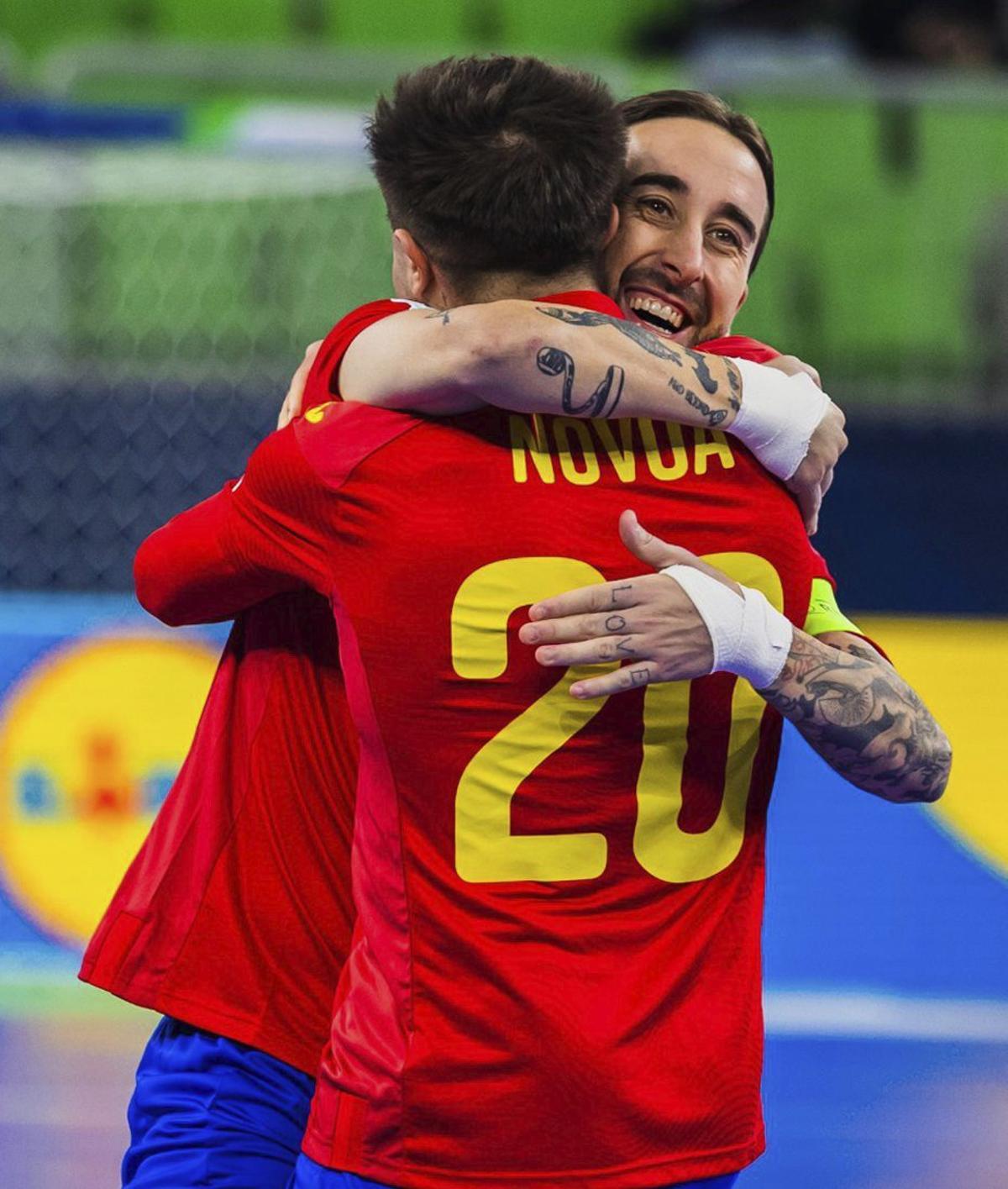 Novoa recibe la felicitación de Rivillos por su gol ante Bielorrusia. | RFEF