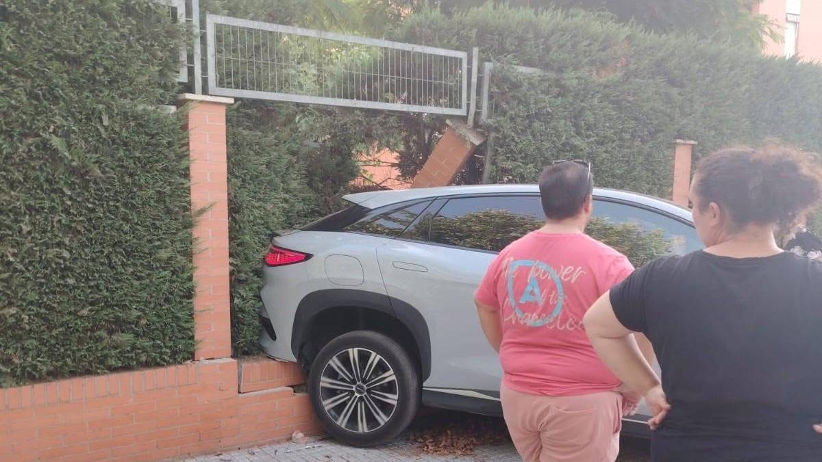 Daños en el cerramiento tras el aparatoso choque.