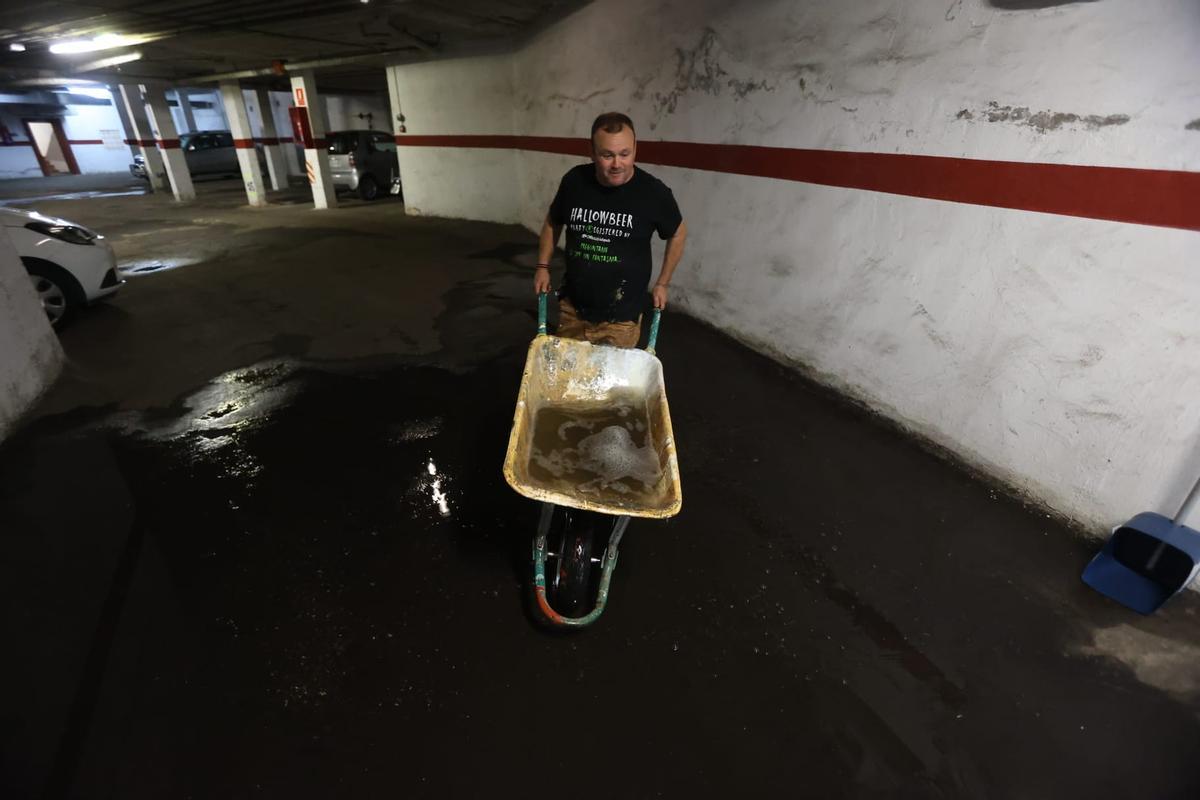 Retirando agua de un sótano en una urbanización de Gran Alacant