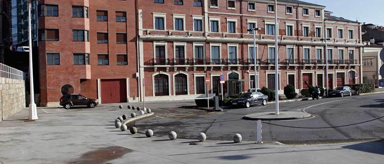 Los inmuebles que venderá el Puerto: la sede histórica y, a la izquierda, el edificio de viviendas anexo.