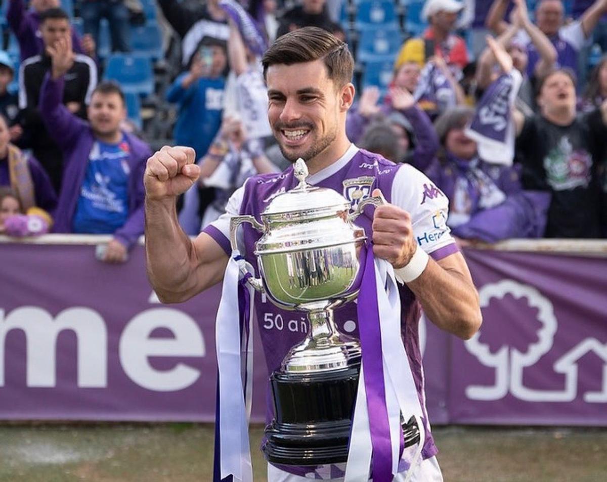 Miguel Cera con el título de campeón el pasado año con el Guadalajara.