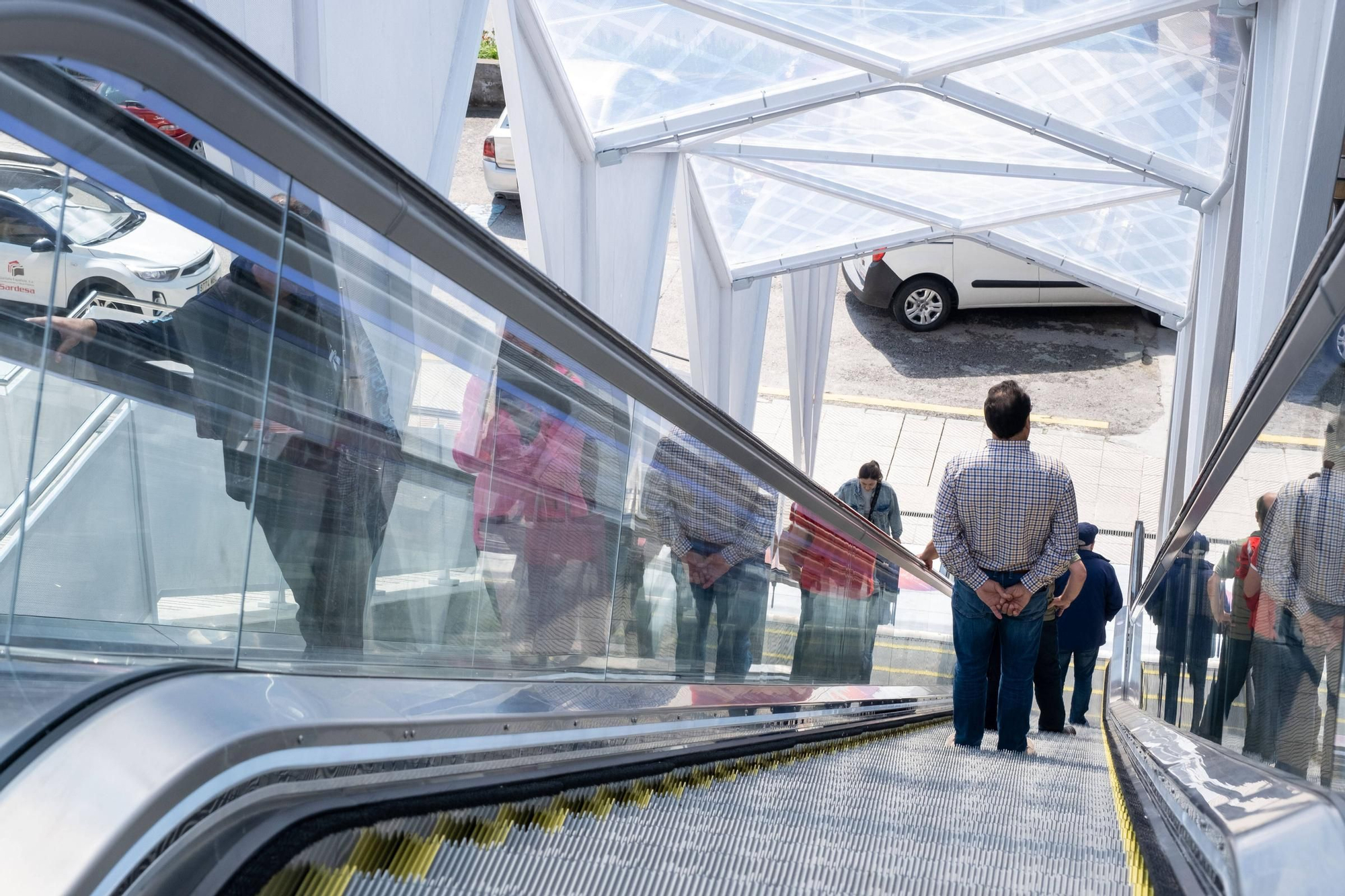 Las nuevas escaleras mecánicas que conectan Uría con la Losa de Oviedo empiezan a funcionar