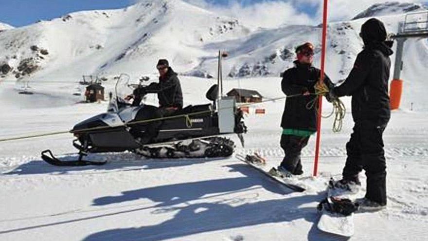 Dos tècnics de l&#039;estació d&#039;esquí de Boí Taüll senyalitzen una pista