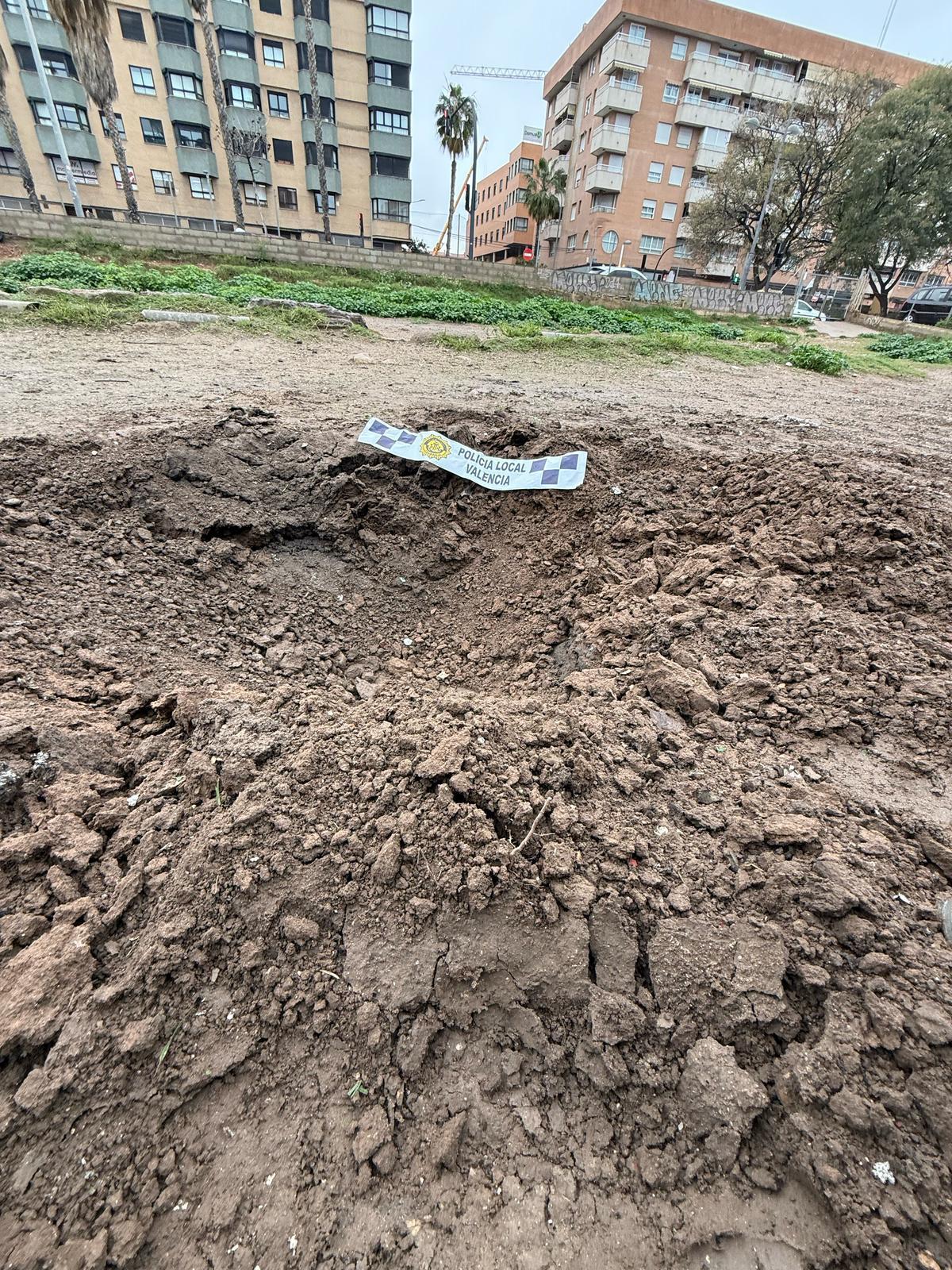 Socavón provocado por el megapetardo detonado en el descapampado de la calle Padre Tomás de Montañana