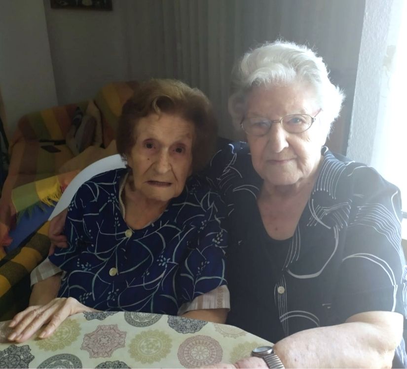 Carmen Safont (d), junto a su hermana Vicentica, que falleció el pasado mes de enero y alcanzó también la nada desdeñable cifra de 97 años de edad.