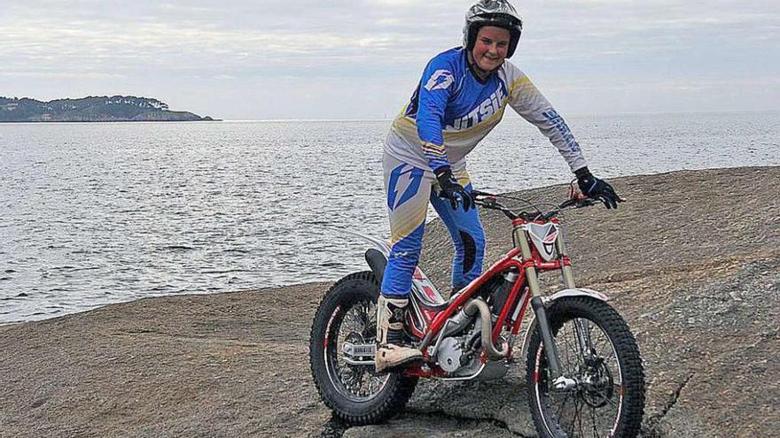 Martín Riobó, con su nueva moto de la fábrica de Gas Gas, entrenando en el entorno de la ría de Aldán. // Cedida