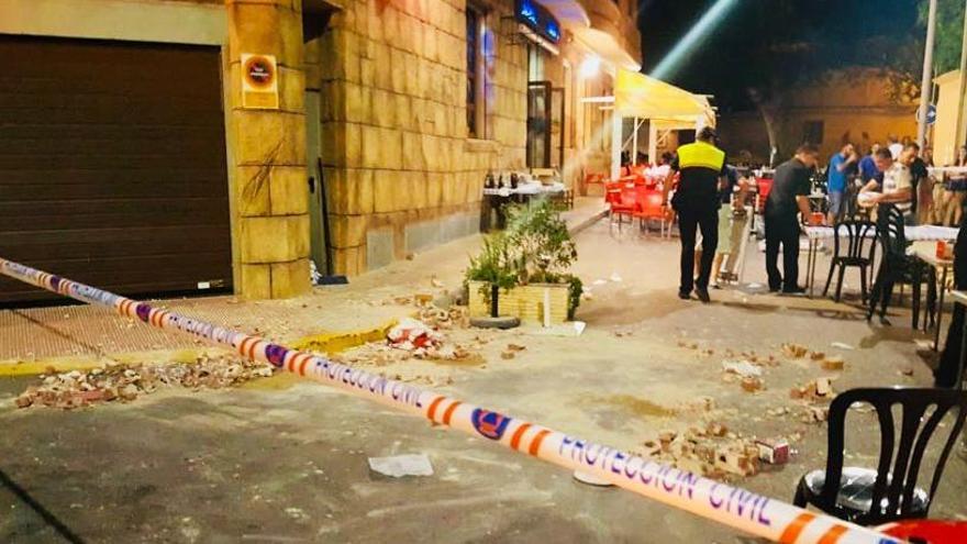 Imagen de la calle precintada tras la caída de elementos de una fachada en Rojales sobre una terraza