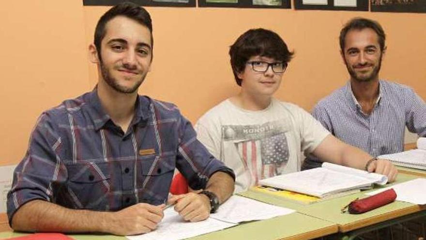 Pablo Ferradáns, Carlos Chapela y Adrián Pérez, durante una de las clases del nivel A1