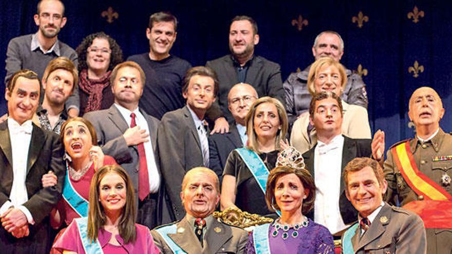 El equipo de ´Familia Irreal´ posa junto a los personajes del musical. En la imagen inferior, el Príncipe Felipe y el Rey, en plena actuación.