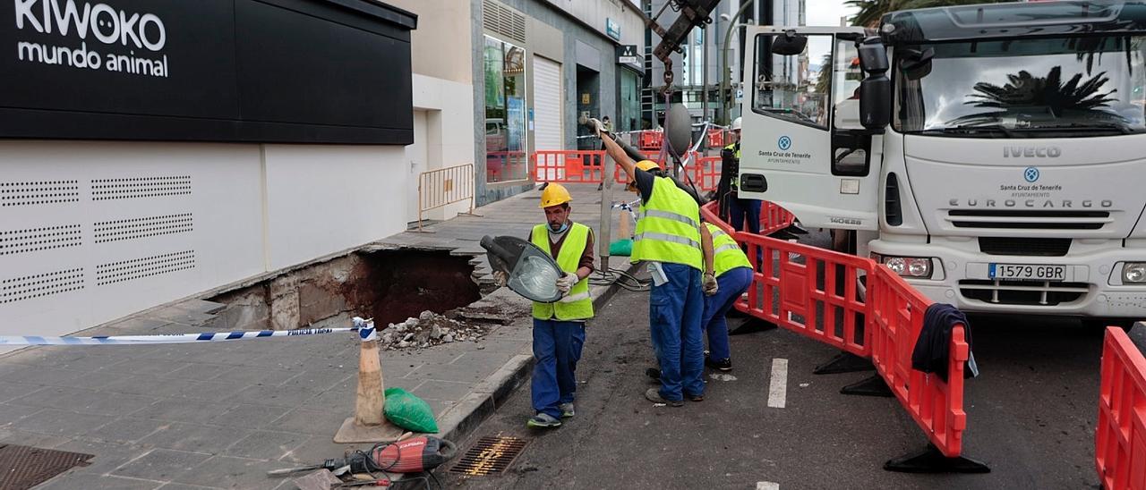 Operarios municipales dejan expedita la zona donde se localizó el socavón en la avenida Tres de Mayo.