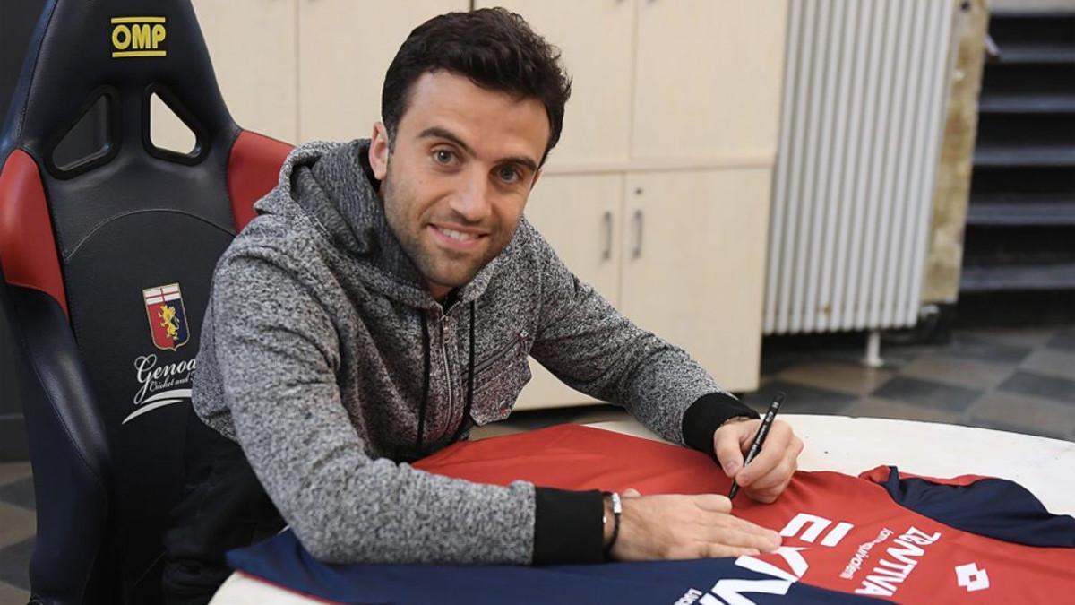 Rossi, firmando una camiseta de su nuevo club